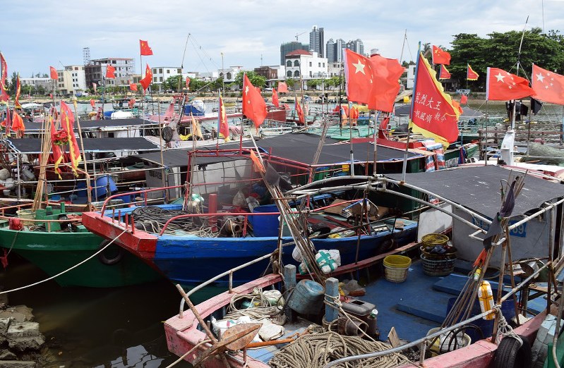 南シナ海に面した中国・海南島瓊海(けいかい)市潭門(たんもん)鎮。港には、実効支配を進める南沙(英語名スプラトリー)諸島に出漁する漁船が並ぶ=7月7日、林哲平撮影
