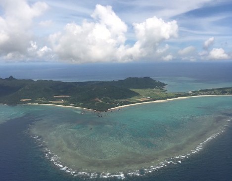 石垣の青い空と海と白い雲=河瀬直美さん提供