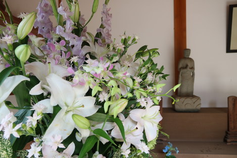 観音堂に据えられた供花は、丸木美術館の建つ東松山市内の生花店の女性が届けた。「私の父も広島での被爆者。そのご縁で開館当初から、開館記念日や広島原爆の日にお花を届けています」＝原爆の図丸木美術館で２０１７年８月６日、岡本同世撮影