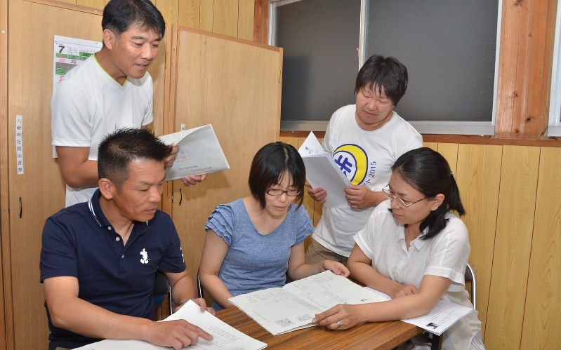 9日の朗読会で披露する原稿をチェックする村川さん(手前右)や一瀬さん(手前左)ら「松原の救護列車を伝える会」のメンバー=長崎県大村市で2017年8月2日午後9時47分、浅野孝仁撮影