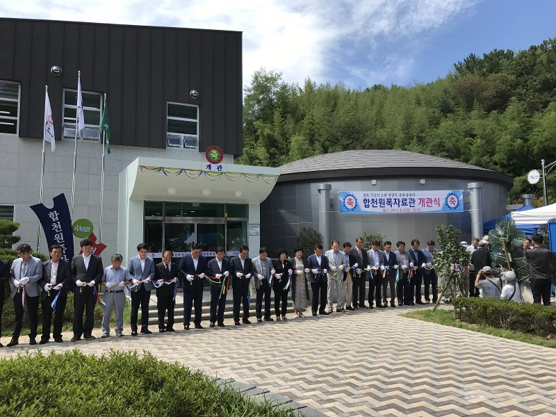 在韓被爆者らが参席して行われた韓国初の原爆資料館開館式=韓国南東部陜川で6日、米村耕一撮影