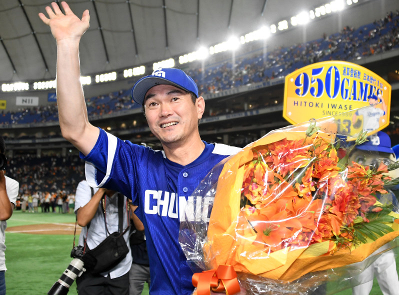 【巨人-中日】九回に登板してプロ野球通算登板試合数の新記録950試合を達成し、観客の声援に応える中日の岩瀬=東京ドームで2017年8月6日、竹内紀臣撮影