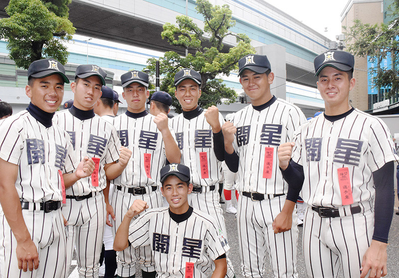 開会式リハーサルで気持ちを新たにする開星の選手ら=兵庫県西宮市の阪神甲子園球場で、佐藤英里奈撮影