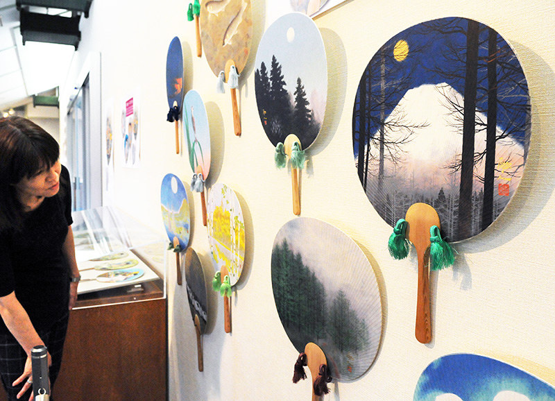 レトロなうちわ展 戦時中 世相感じる涼風 中路融人画伯 樹間富士 も見どころ 東近江 観峰館 滋賀 毎日新聞