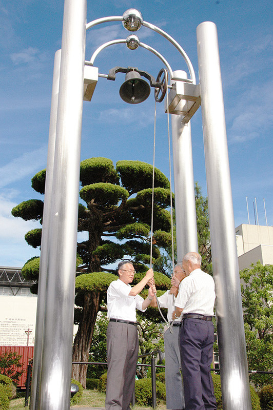 平和を祈り、長崎の鐘を鳴らす市民ら=兵庫県相生市役所前で、小泉邦夫撮影
