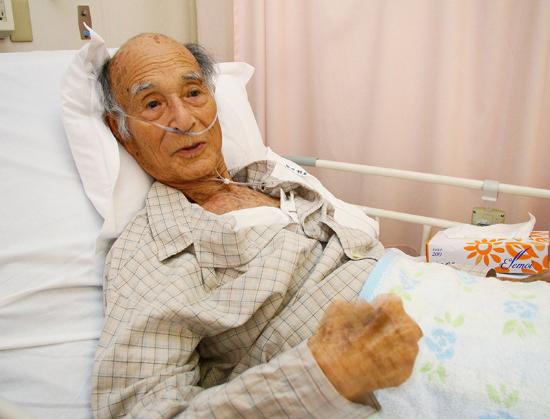 入院中の病床から被爆体験を語った谷口好文さん=和歌山市内で、稲生陽撮影