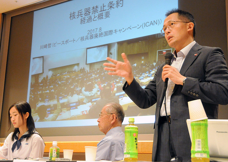 核兵器禁止条約について解説するピースボート共同代表の川崎哲さん=広島市中区で、茶谷亮撮影