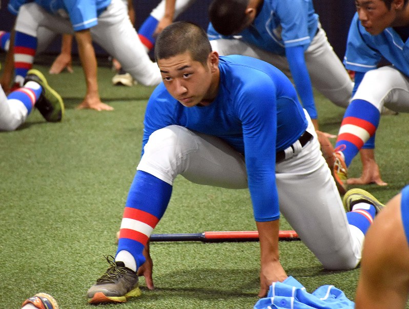 初戦を待ち望み、練習に励む太刀岡蓮外野手=堺市の室内練習場で