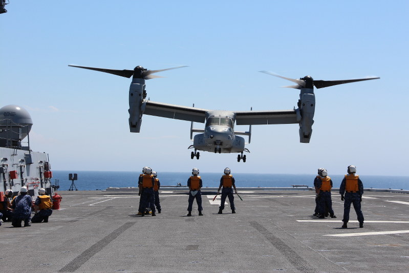 2015年9月7日、米カリフォルニア州沖合の共同訓練で海上自衛隊のヘリコプター搭載護衛艦「ひゅうが」に着艦する米海兵隊オスプレイ