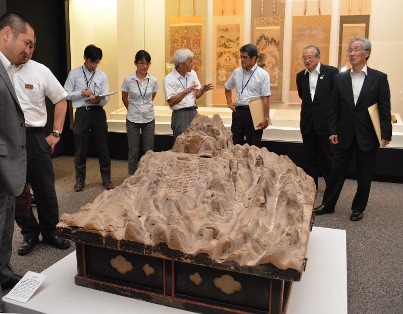 県指定文化財「彦山小形」(中央)は、江戸時代に作られた英彦山の立体模型