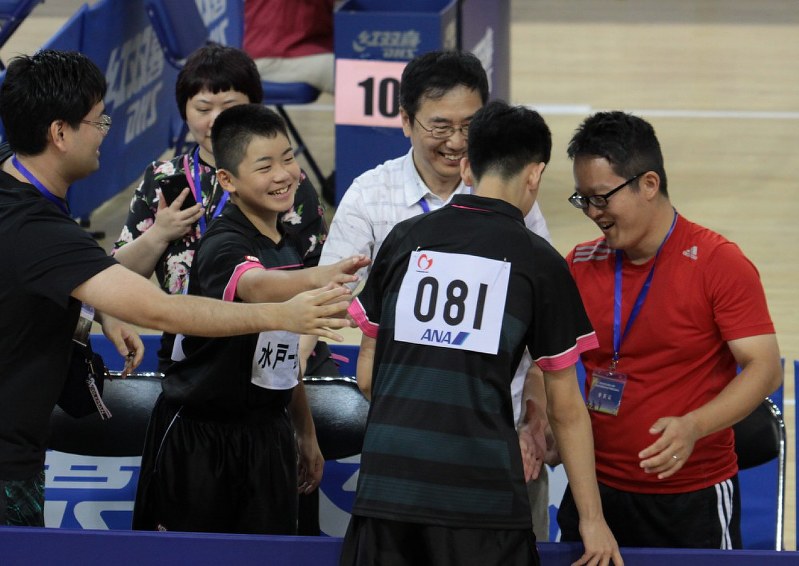 試合で中国人選手を激励する大津(左から2人目)ら水戸市・重慶市チームのメンバー=谷口拓未撮影