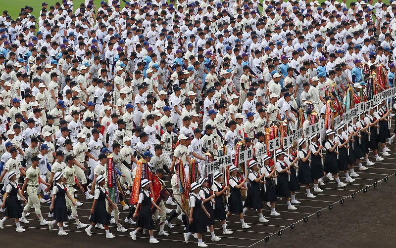 甲子園 夏の高校野球：49代表校が参加し開会式 [写真特集2/9] | 毎日新聞