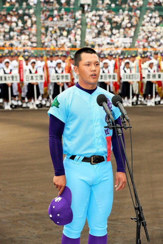 夏の高校野球：宣誓は「百点満点」 滝川西・堀田将人主将 | 毎日新聞