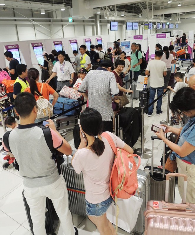 出発する訪日外国人で混雑する関西国際空港の第2ターミナル(国際線)=7月31日、宇都宮裕一撮影