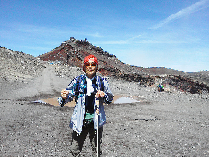 80歳で富士山に登った原益弘さん=富士山で2017年8月4日、原さん提供