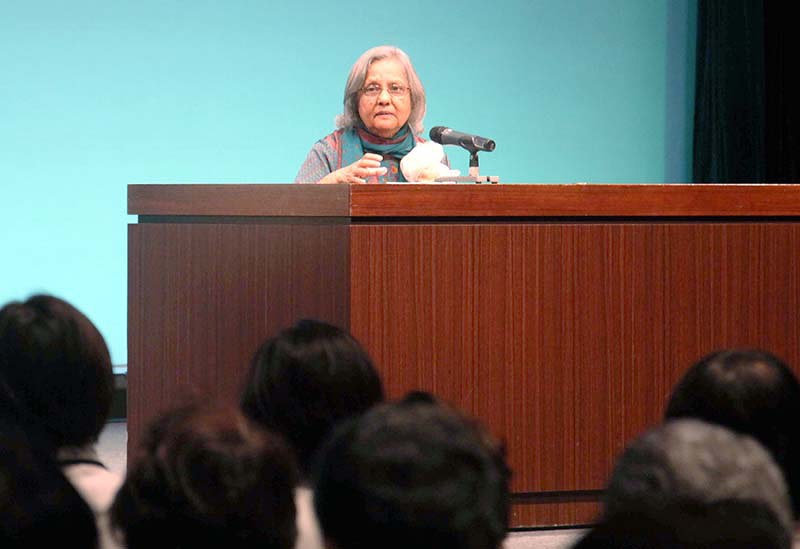 「慈悲と愛と尊敬を実践し、次世代へと伝えていきましょう」と訴えたエラ・ガンジーさん=兵庫県宝塚市内で、高尾具成撮影