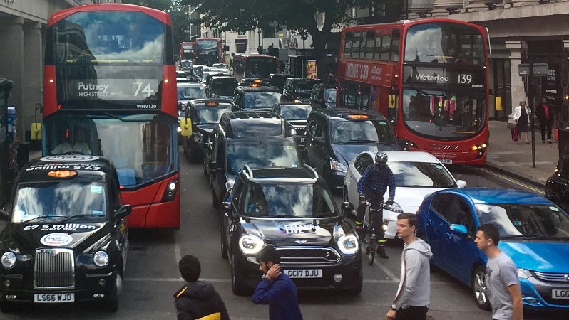 ロンドン中心部の大通り。ディーゼル車から排出され、呼吸器疾患の原因とされる二酸化窒素(NO2)の濃度は欧州最高レベルに達する=2017年8月5日、三沢耕平撮影