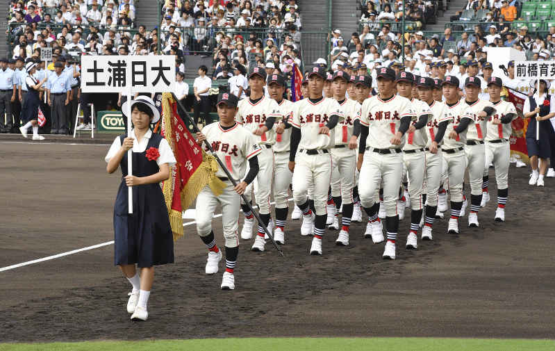 堂々と入場行進する土浦日大の選手たち=阪神甲子園球場で、藤井達也撮影