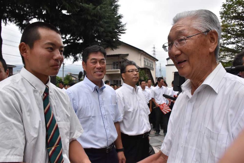 甲子園への出発式で藤井大地主将(左)を励ます宮坂真一さん(右)=松本市県3の松商学園で