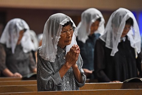早朝ミサで原爆犠牲者の冥福と平和を祈る人たち＝長崎市の浦上天主堂で２０１７年８月９日午前６時１分、矢頭智剛撮影