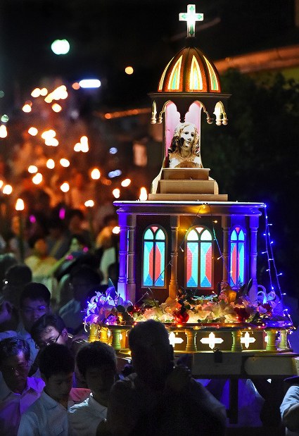 浦上天主堂を出発し、平和公園へ向かうたいまつ行列の被爆マリア像＝長崎市で２０１７年８月９日午後８時１９分、矢頭智剛撮影