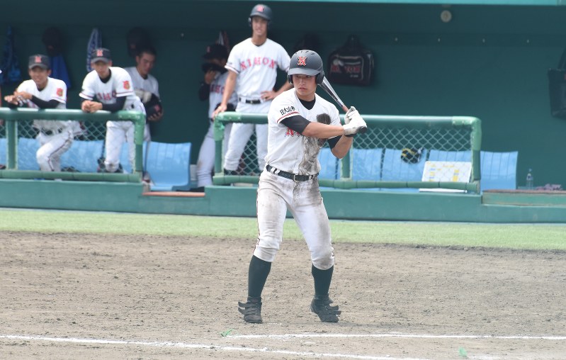 山形大会準決勝九回表、亡き友人に語りかけ打席に立つ近藤大成選手=山形県中山町の荘銀・日新スタジアムで2017年7月、的野暁撮影