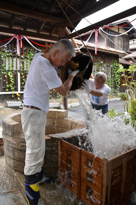 水がくみ上げられた「産湯の井戸」=岩手県花巻市鍛治町の宮沢商店で2017年8月7日、鹿糠亜裕美撮影