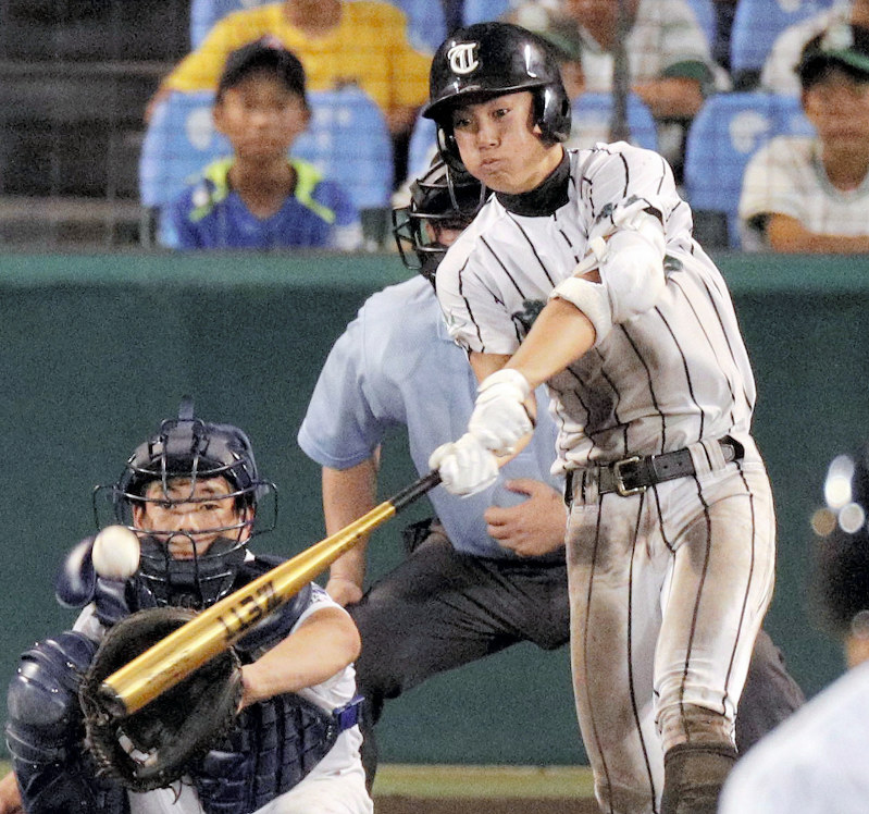 【藤枝明誠-津田学園】十一回裏津田学園2死一、二塁、宮木が中越え適時二塁打を放つ(捕手・服部)=幾島健太郎撮影