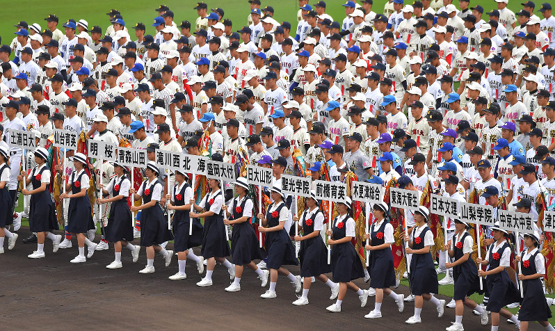 開会式で一斉に進む選手たち