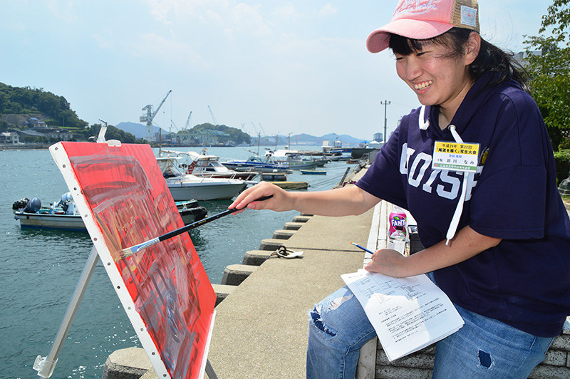尾道水道に向かい、絵筆を走らせる田川なみさん=広島県尾道市で、渕脇直樹撮影