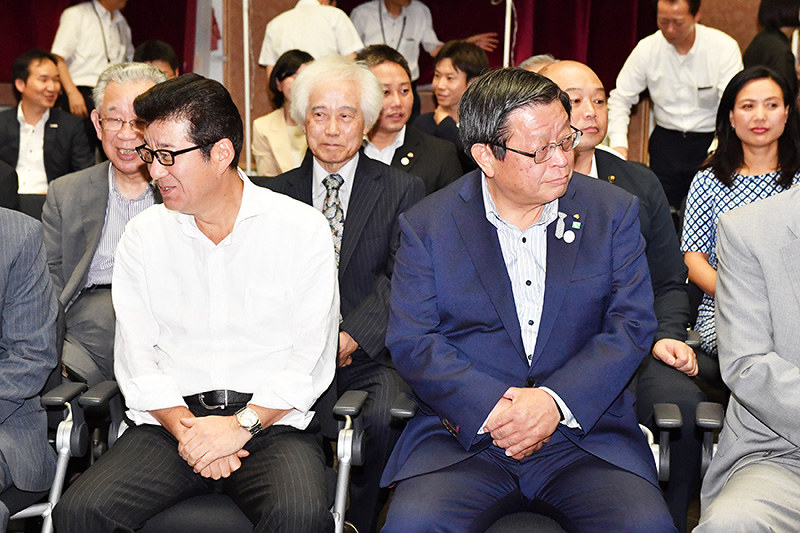 百舌鳥・古市古墳群が世界遺産登録への推薦を報告する会で、隣に座った竹山修身堺市長(右)と松井一郎大阪府知事(左)=大阪府庁で2017年7月31日、小関勉撮影