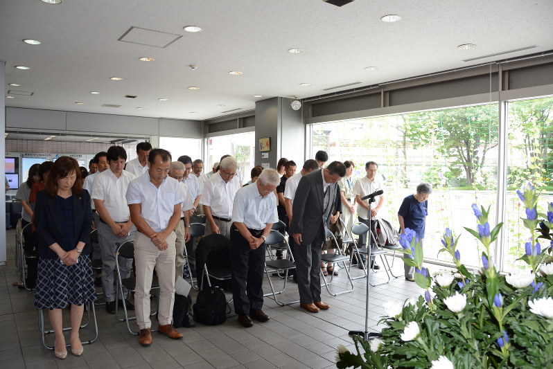 原爆投下時刻に合わせて黙とうする参列者=新潟市中央区で