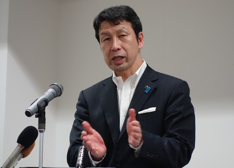 記者会見する米山隆一知事=新潟市中央区の新潟県庁で9日午後4時29分、片平知宏撮影