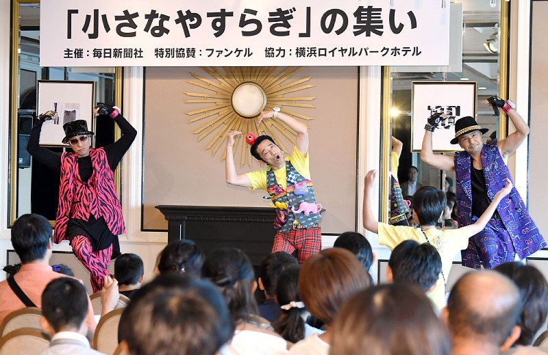 「小さなやすらぎ」の集いで子どもたちとダンスを楽しむキング・クリームソーダのゲラッパーさん(左)とZZROCKさん(右)、ラッキィ池田さん