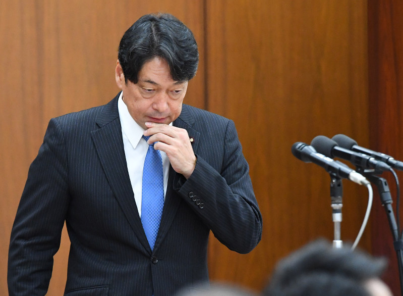 衆院安全保障委員会で答弁に向かう小野寺五典防衛相＝国会内で２０１７年８月１０日、川田雅浩撮影