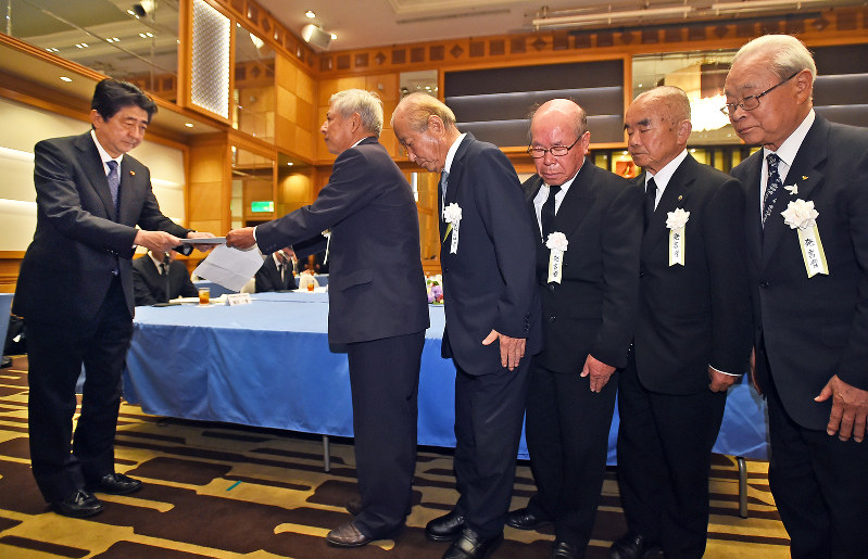 安倍晋三首相(左)に要望書を手渡す被爆者5団体の代表者=長崎市内のホテルで2017年8月9日午後0時23分、矢頭智剛撮影