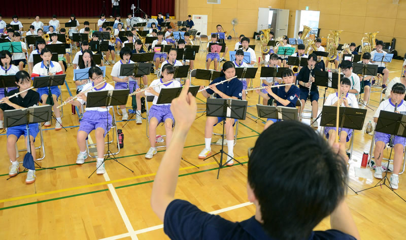 指揮に合わせて演奏する坂井の吹奏楽部員=福井県坂井市の同校で、大森治幸撮影