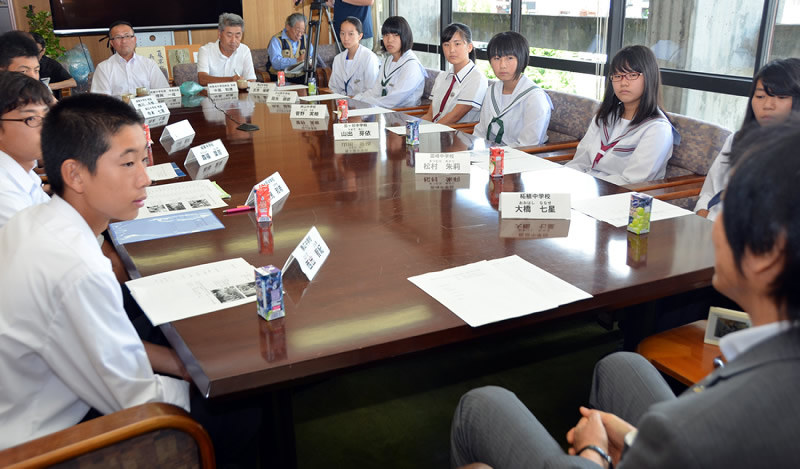 岡本市長(右端)に広島を訪問した報告をする中学生ら=三重県伊賀市役所で、大西康裕撮影