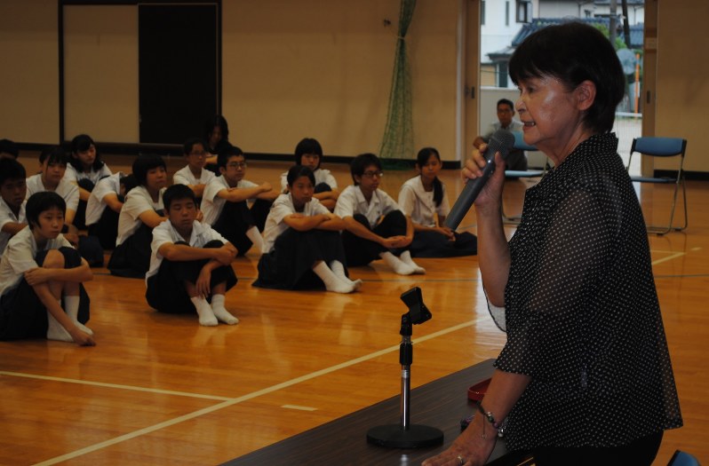 学生の前で被爆体験を話す大石さん(右)
