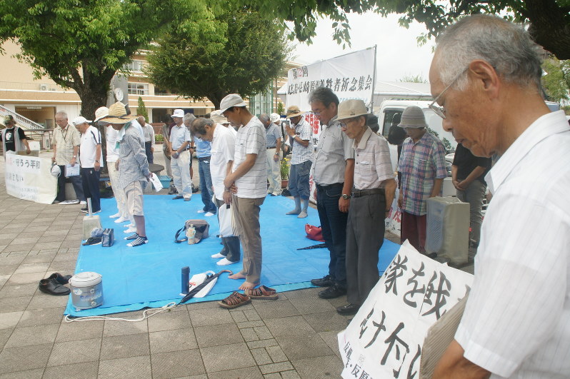 原爆犠牲者を追悼し、黙とうをささげる参加者