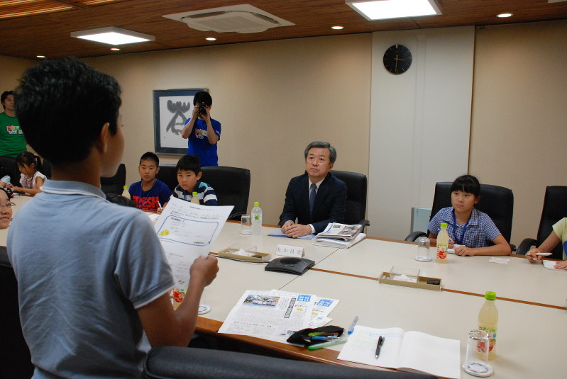 職業体験「新聞報道の最前線」で毎日新聞の丸山昌宏社長に質問する子どもたち=東京都千代田区の毎日新聞東京本社で2017年8月10日、小島明日奈撮影