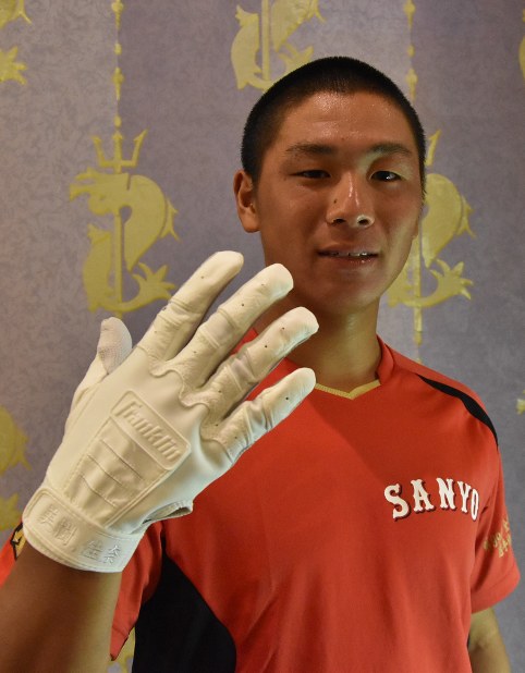 第９９回全国高校野球 難病で３年前早世した妹 美樹 とともに打席へ おかやま山陽 松岡晃平捕手 ３年 毎日新聞