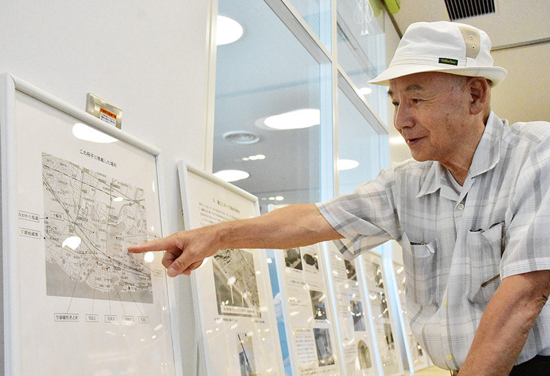 地図を見ながら明石空襲を逃れた様子を語る香山正幸さん=兵庫県明石市大明石町1で、浜本年弘撮影