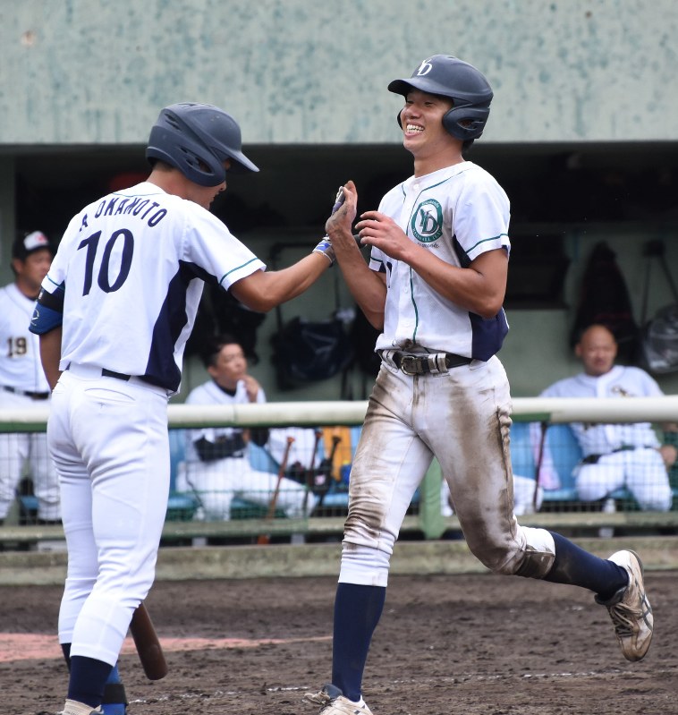 【太田球友倶-YGSダイヤモンズ】五回裏YGSダイヤモンズ2死二塁、村上の右中間への適時打で二塁走者の菅谷(右)が生還=さいたま市浦和区の市営浦和球場で