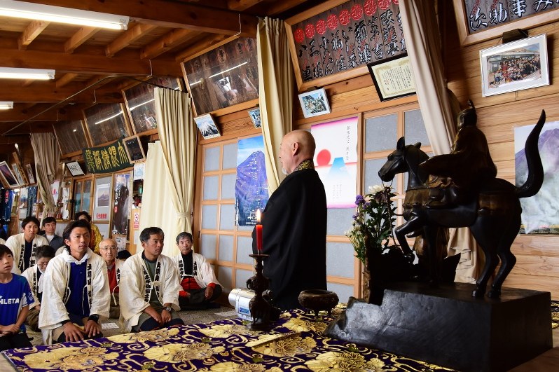 富士山8合目の山小屋「太子館」で営まれた法要=富士山8号目で