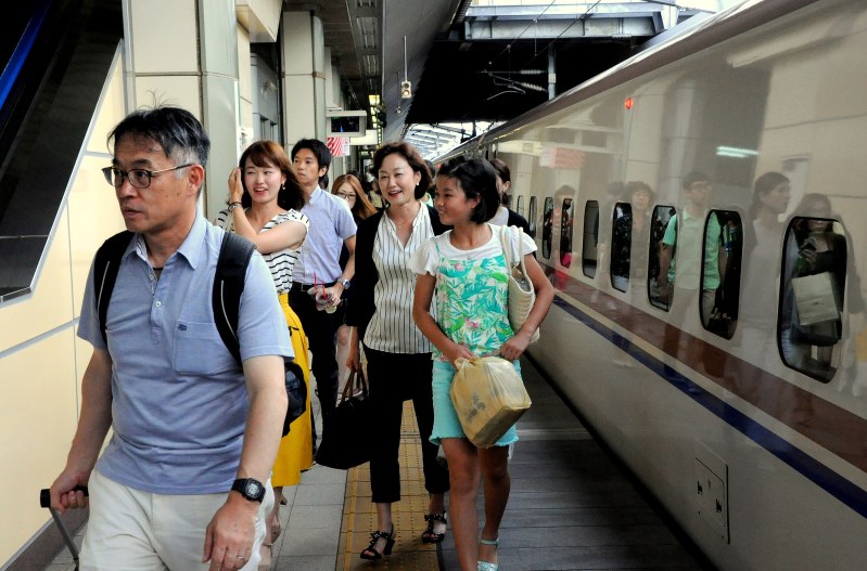 帰省客や観光客であふれる新幹線のホーム=JR長野駅で