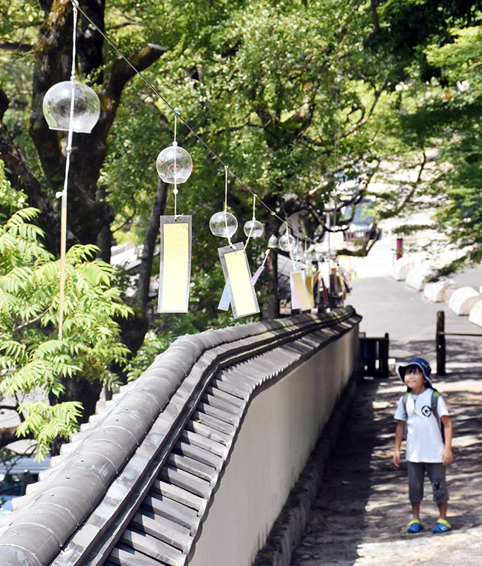流れ坂で涼しげに風に揺られる風鈴=高松市屋島中町の四国村で、山口桂子撮影