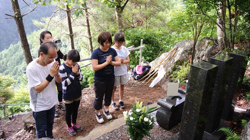 日航機事故三十三回忌 娘が待っている 来年も御巣鷹に 毎日新聞