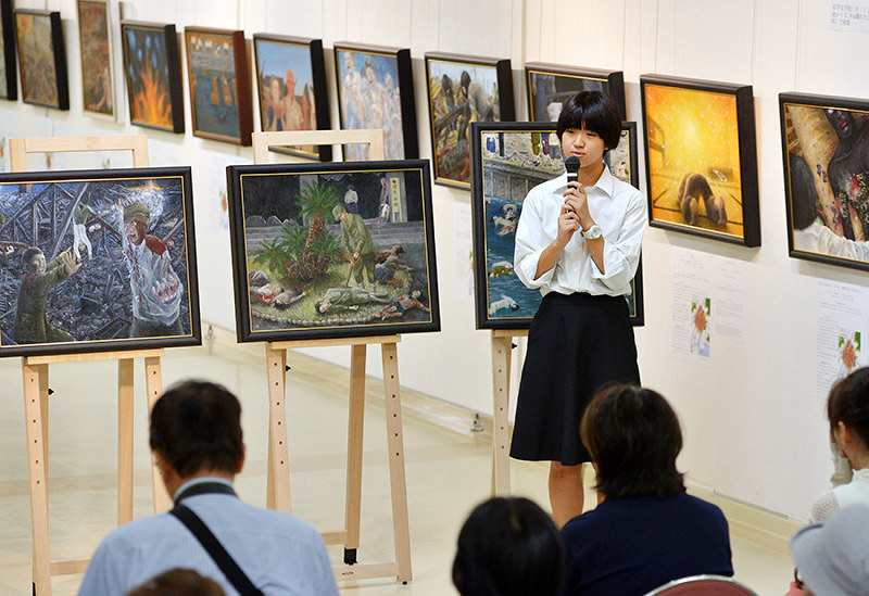 作品を前に制作活動を振り返る基町高校の生徒=広島市中区で、山田尚弘撮影