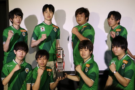 日本ｅスポーツリーグで初優勝し、ガッツポーズを決める東京ヴェルディの選手たち＝東京都江戸川区で２０１７年８月１３日午後４時１２分、兵頭和行撮影